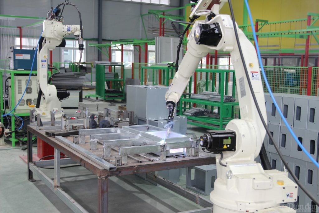 Thiết bị điện công nghiệp được hiểu là các loại thiết bị thường xuyên được sử dụng trong ngành công nghiệp.