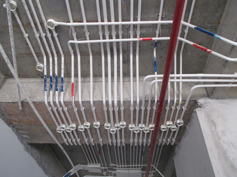 Hệ thống dây điện âm tường phải được lắp đặt hoàn chỉnh trước khi luồng cáp vào trong ống