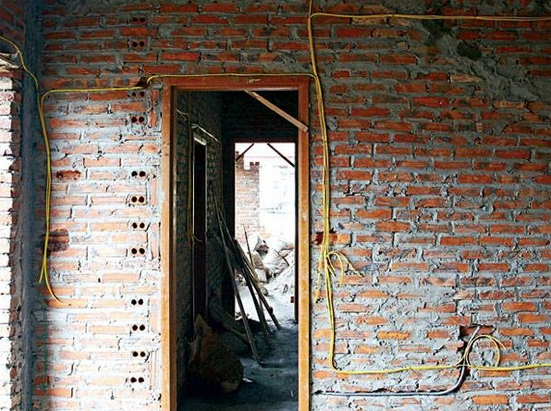 Hình ảnh lắp đặt điện đi âm tường. Cách này luôn tốn nhiều thời gian, công sức hơn các cách khác, chi phí lắp đặt cũng đắt đỏ hơn nhiều.