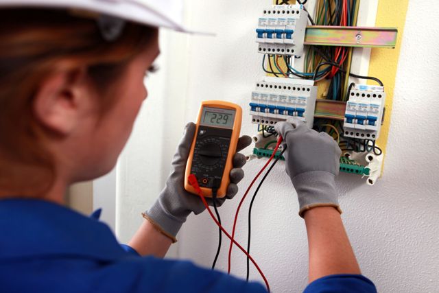 Người thợ điện phải cực kỳ chủ động trong việc tự bảo vệ và đảm bảo an toàn cho chính bản thân mình. Nếu không thực hiện tốt các quy tắc trong ngành rất dễ gặp sơ sẩy.