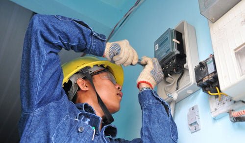 Đây được coi là một nghề khá nguy hiểm vì người thợ phải thường xuyên lắp đặt và sữa chữa các thiết bị từ trên cao. Chính vì thế đa số những người làm nghề họ rất cẩn thận và tỉ mỉ đến từng chi tiết. 