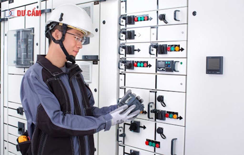 3 thiết bị có trong tủ điện công nghiệp